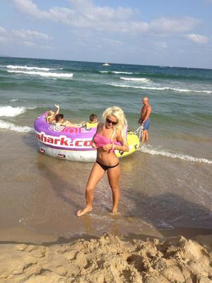 Meet local singles like Adriana from Illinois who want to fuck tonight