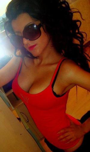 Ivelisse from Ballwin, Missouri is looking for adult webcam chat