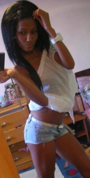 Kendal from Kentucky is looking for adult webcam chat
