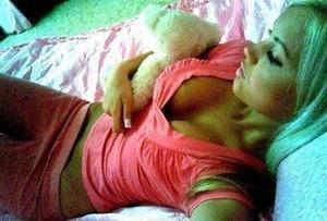 Shenna from Princeville, Hawaii is looking for adult webcam chat